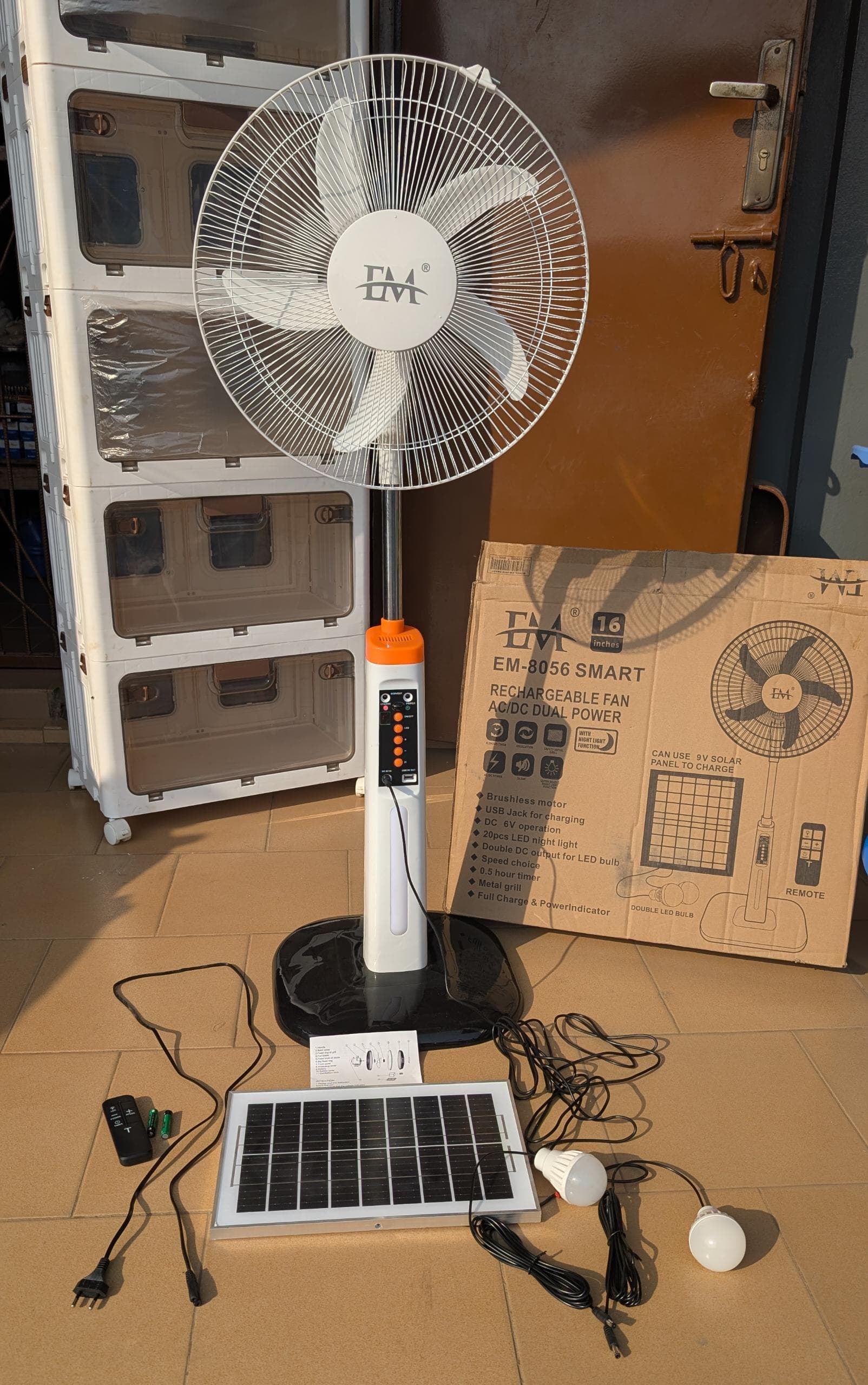 grand ventilateur rechargeable solaire multifonction – avec panneau solaire, usb et télécommande grand ventilateur rechargeable solaire multifonction – avec panneau solaire, usb et télécommande