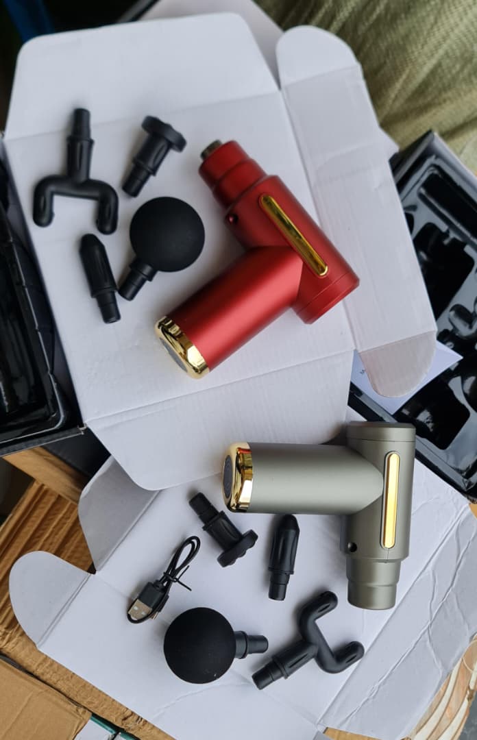 pistolet de massage à 4 têtes interchangeables – soulagement et détente musculaire pistolet de massage à 4 têtes interchangeables – soulagement et détente musculaire