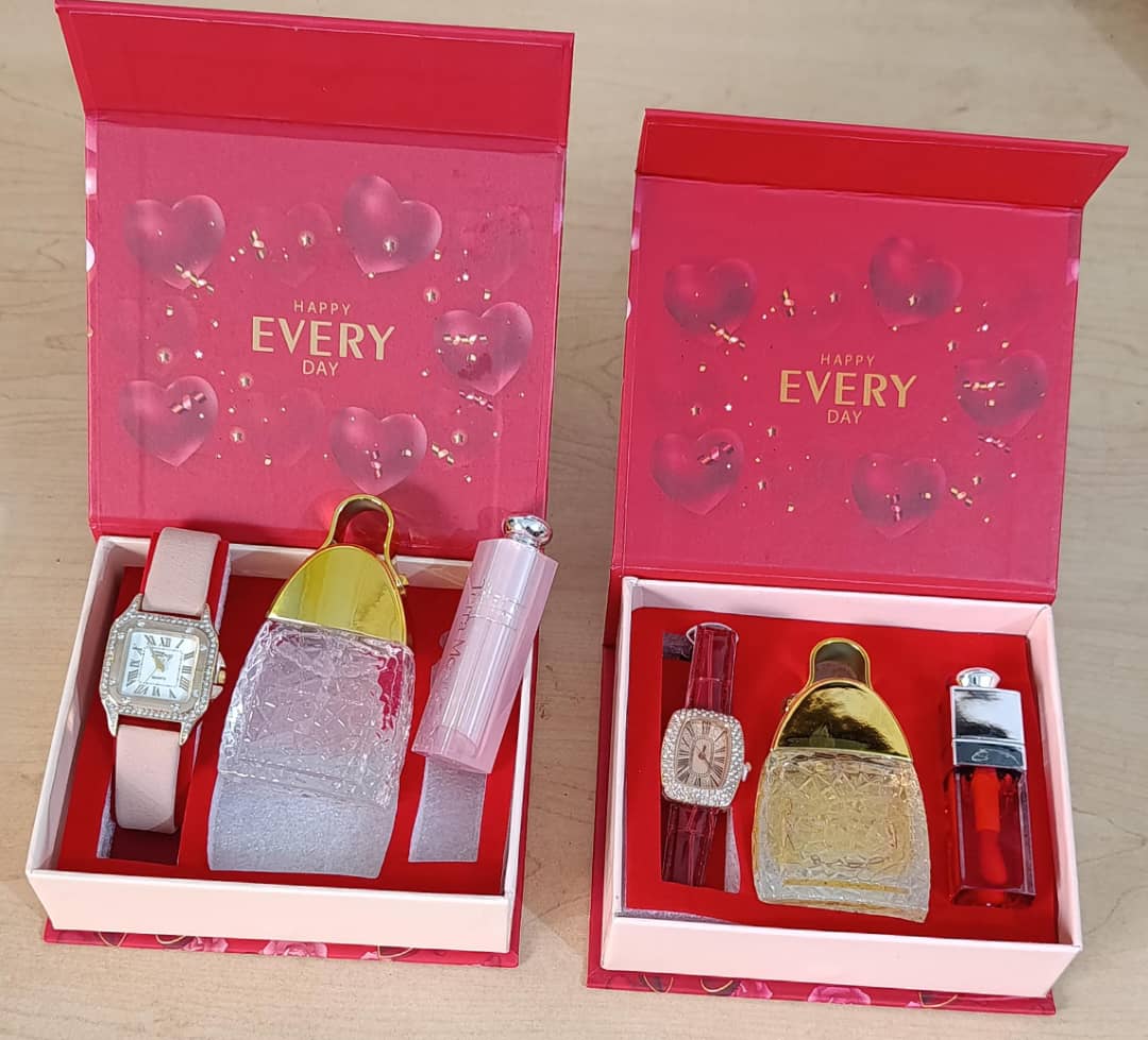 coffret cadeau chic 4 en 1 – montre, parfum et spray dans Écrin Élégant coffret cadeau chic 4 en 1 – montre, parfum et spray dans Écrin Élégant