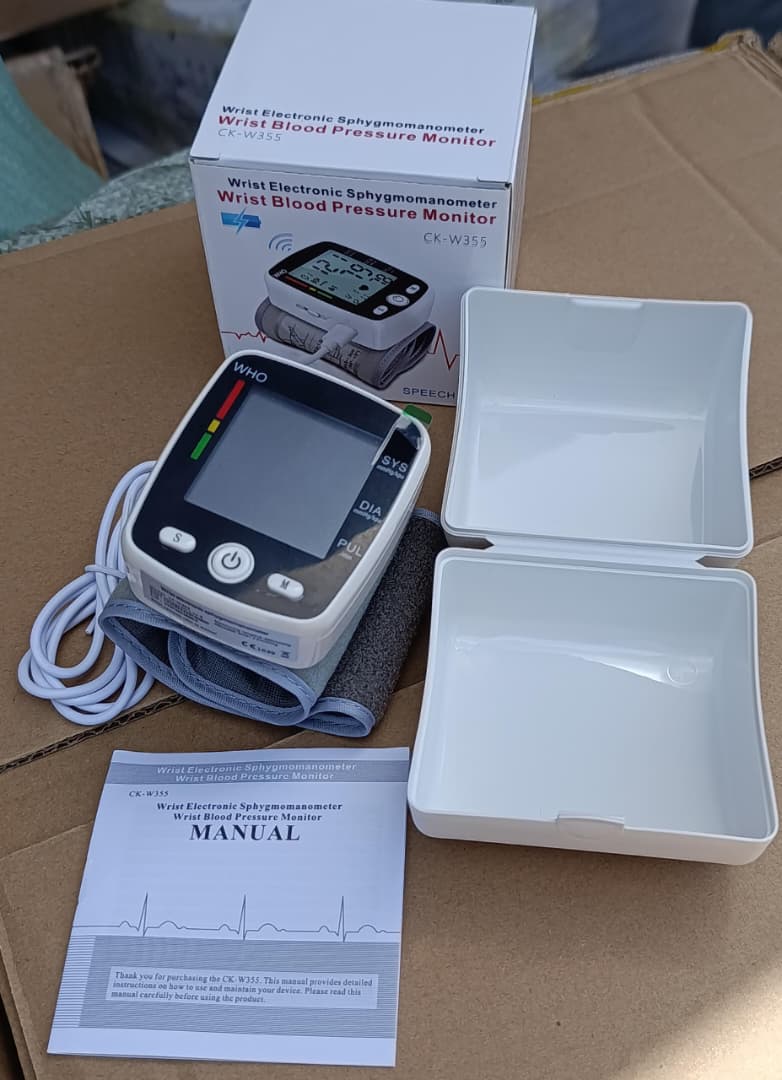 tensiomètre de poignet rechargeable, portable et très très pratique tensiomètre de poignet rechargeable, portable et très très pratique