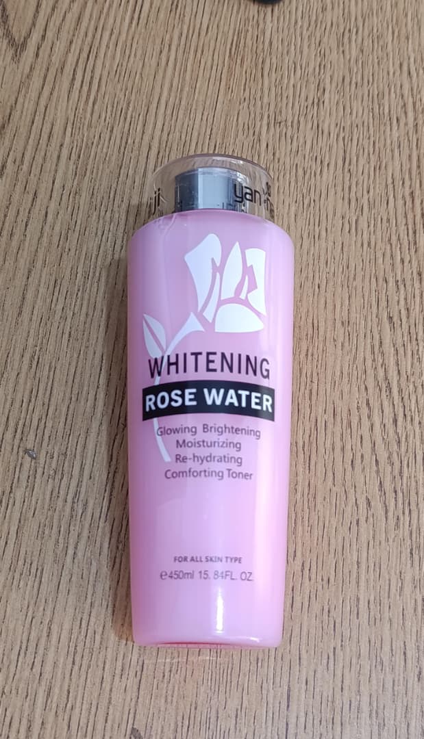 eau de rose Éclaircissante – tonifiante, hydratante & Éclat du teint eau de rose Éclaircissante – tonifiante, hydratante & Éclat du teint