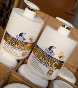 Crème Éclaircissante à la Vitamine C – Teint Unifié, Peau Lumineuse & Hydratée (Visage & Corps)